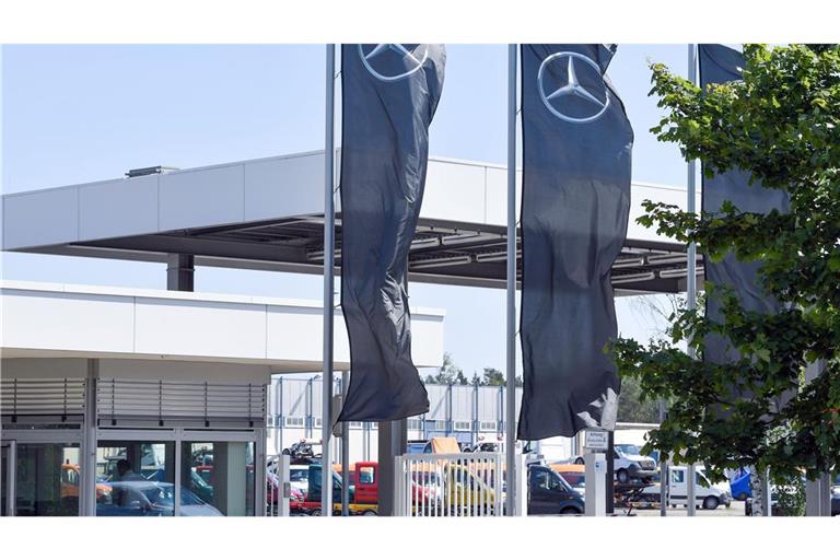 Fahnen mit dem Logo von Mercedes Benz wehen vor dem Werk der Mercedes-Benz AG Ludwigsfelde.