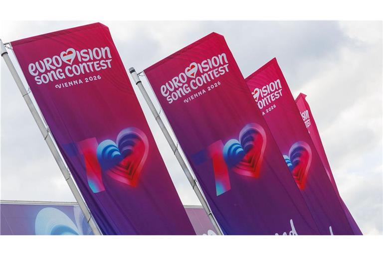 Fahnen wehen vor der Stadthalle in der die erste Halbfinalshow des 70. Eurovision Song Contest (ESC) stattfindet. Was planen die Länder, die den ESC 2026 boykottieren (Symbolfoto)?