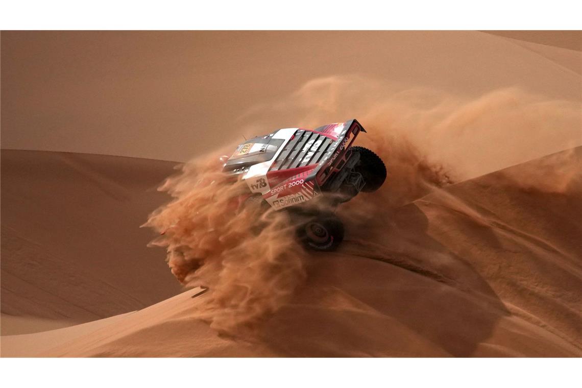 Bilder des Tages Fahrer Simon Vitse und Beifahrer Max Delfino fahren auf der siebten Etappe der Rallye Dakar mit Start und Ziel in Al Duwadimi in der Wüste über eine Düne.