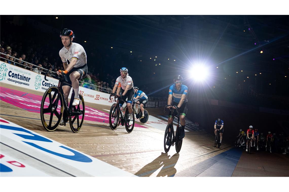 Fahrer stehen am Start beim Sechstagerennen in Berlin.
