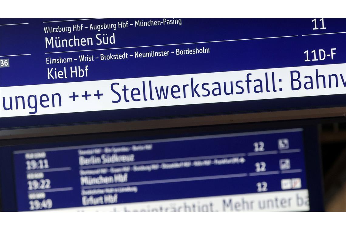 Fahrgäste der Bahn müssen sich zwischen Berlin und Hamburg auf Verspätungen und Zugausfälle einstellen.