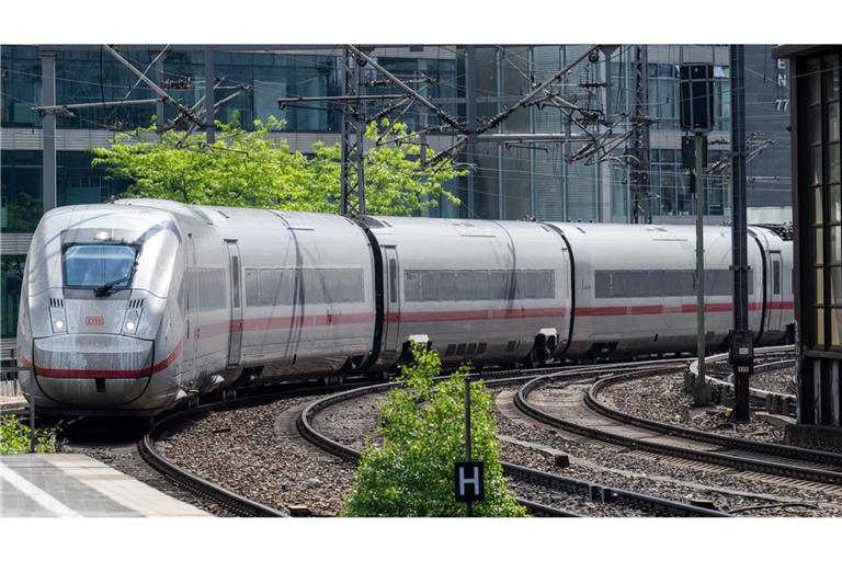 Fahrgäste eines ICEs mussten in Unterfranken evakuiert werden (Symbolbild).