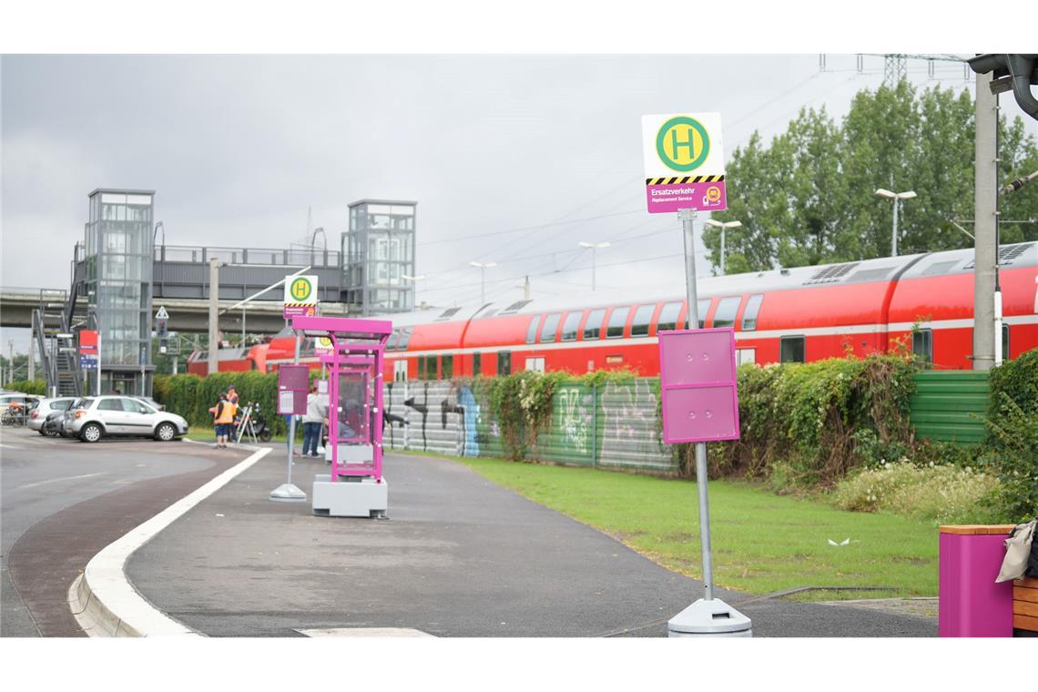Fahrgäste im Regionalverkehr mussten während der Sanierung auf Busse umsteigen. (Archivbild.)