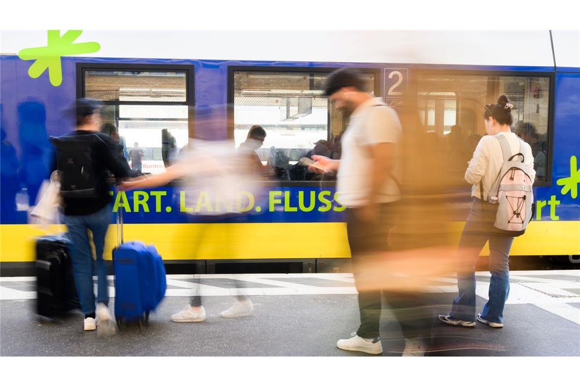 Beim Deutschlandticket droht erneut Unsicherheit Fahrgäste stehen am Hauptbahnhof Hannover.