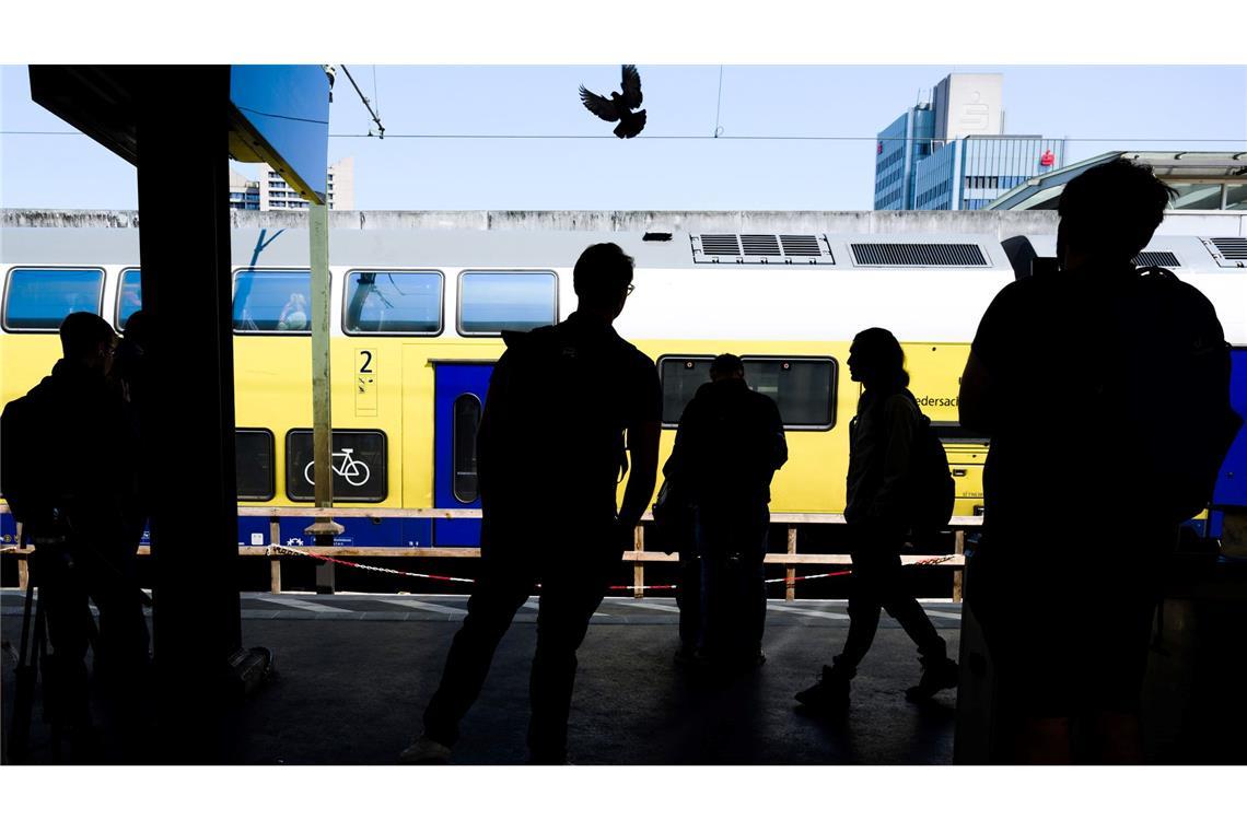 Beim Deutschlandticket droht erneut Unsicherheit Fahrgäste stehen am Hauptbahnhof Hannover.
