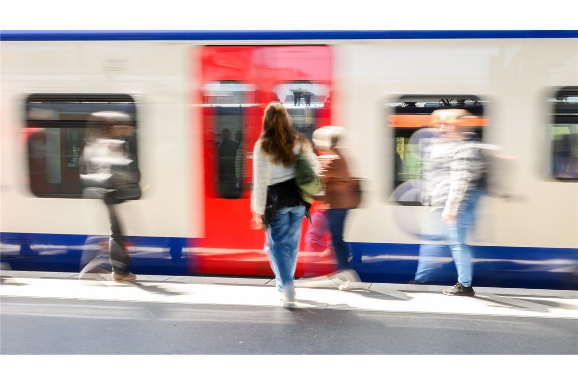 Beim Deutschlandticket droht erneut Unsicherheit Fahrgäste stehen am Hauptbahnhof Hannover vor einer einfahrenden S-Bahn.