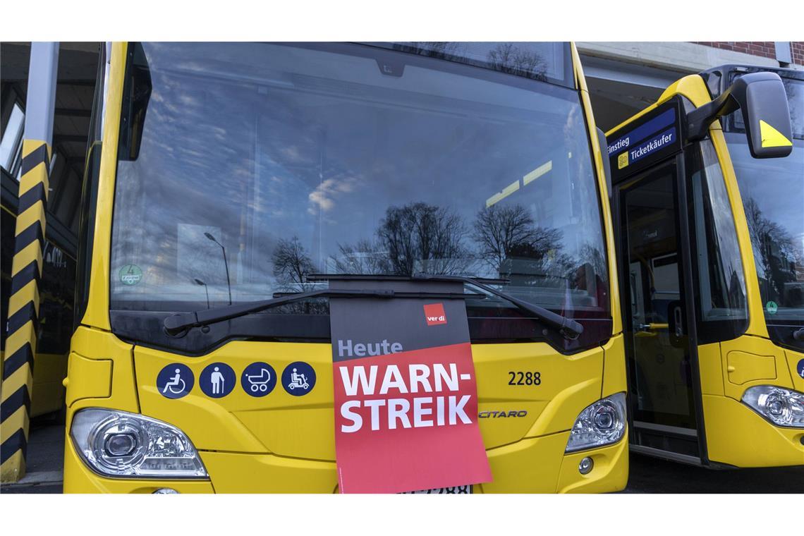 Fahrgästen in Bussen und Bahnen des Nahverkehrs in Baden-Württemberg drohen in der kommenden Zeit große Behinderungen (Symbolbild).