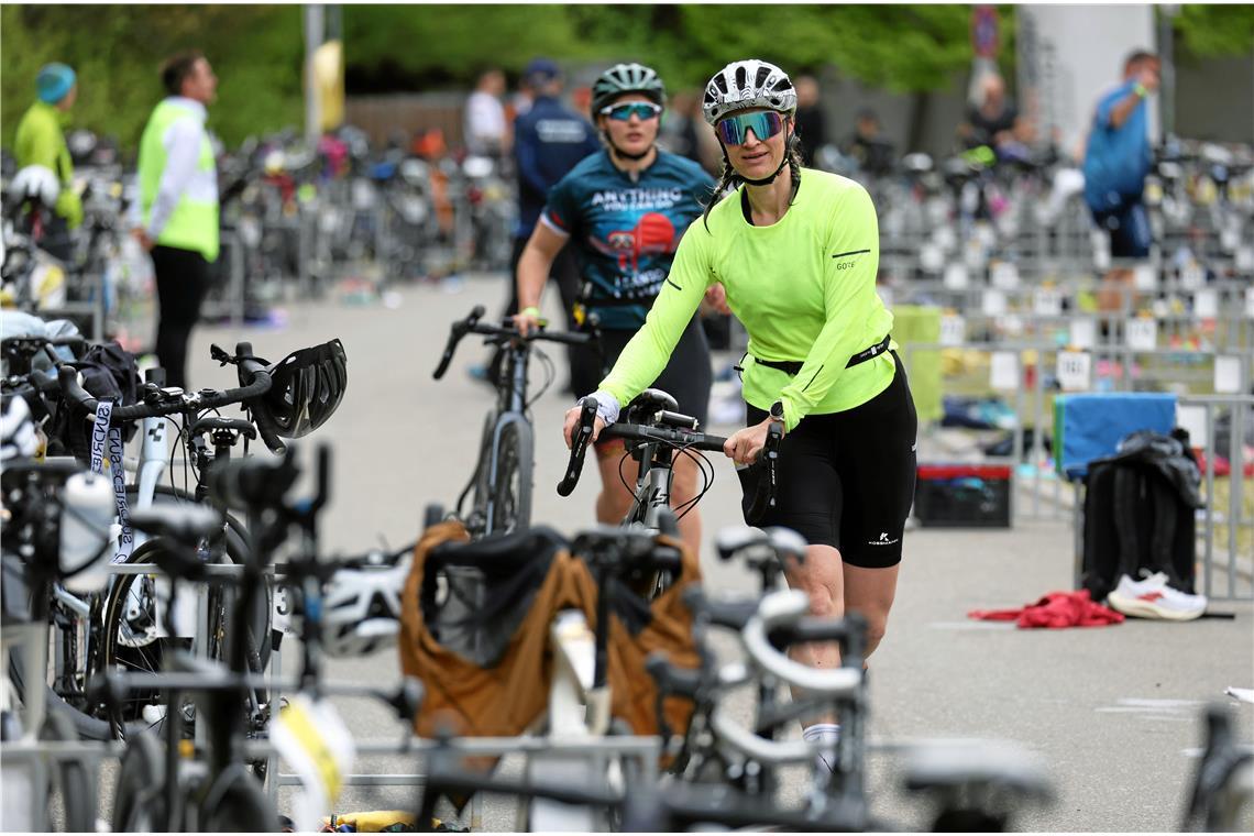 Fahrrad an Fahrrad: Die Plätze in der Wechselzone sind begrenzt, deshalb das Tei...