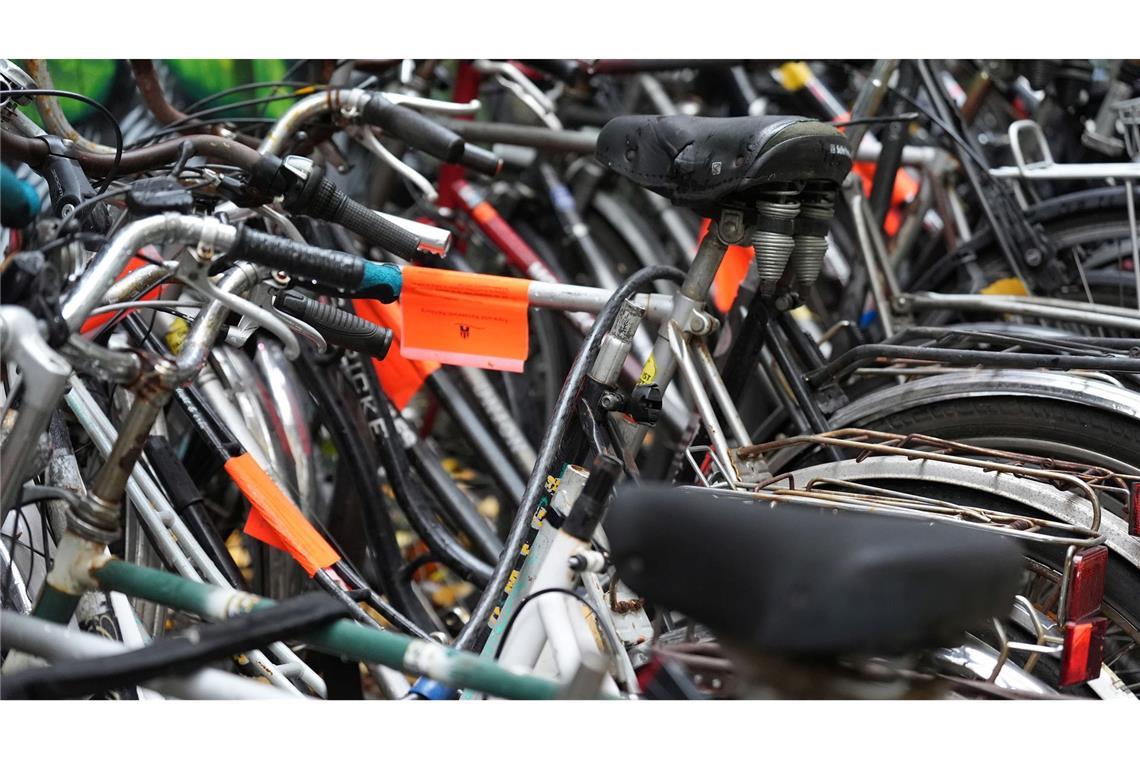 Städte verzeichnen mehr "Fahrradleichen" und Schrottautos Fahrradleichen und Schrottautos blockieren wichtige Stellplätze und sind vielen Menschen ein Ärgernis. (Archivbild)