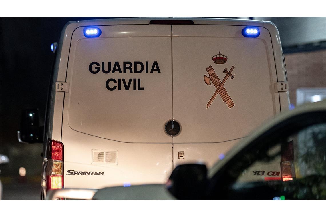 Ein Toter und drei Verletzte bei Attacke im Kloster Fahrzeug der spanischen Polizeieinheit Guardia Civil. Ein Unbekannter hat in einem Kloster mehrere Geistliche attackiert.