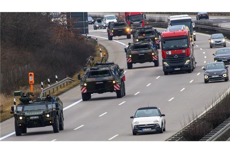 Fahrzeuge der Bundeswehr rollen im dichten Verkehr über die Autobahn. Die Soldaten gehören zum Jägerbataillon 292 aus Donaueschingen.
