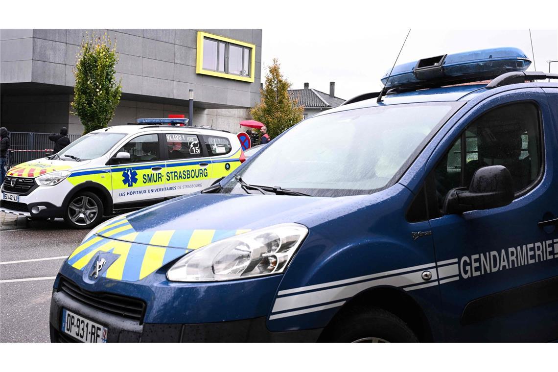 14-jähriger Schüler sticht im Elsass auf Lehrerin ein Fahrzeuge der französischen Gendarmerie stehen vor dem Robert-Schuman-Gymnasium, nachdem eine Lehrerin von einem Schüler mit einer scharfen Waffe niedergestochen worden war.