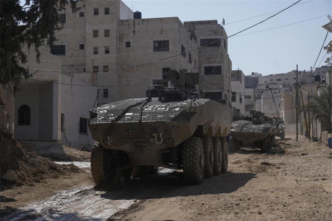 Fahrzeuge der israelischen Armee während einer Militäroperation