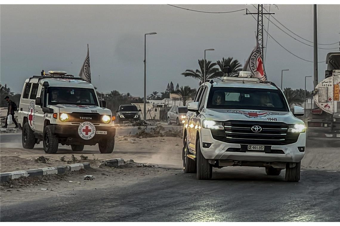 Fahrzeuge des Roten Kreuzes transportieren die Leichen zweier Personen, die von der Hamas übergeben wurden und bei denen es sich vermutlich um die Leichen verstorbener Geiseln handelt, in Richtung des Grenzübergangs Kissufim nach Israel.