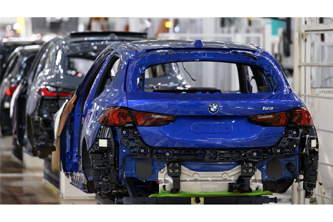 Gewinn bei BMW sackt ab - Die ganz fetten Jahre sind vorbei Fahrzeuge werden auf einer Linie im BMW-Werk Leipzig montiert.