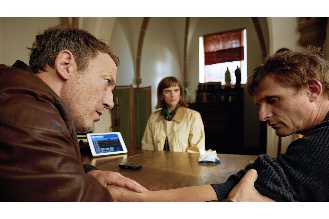 Was taugt „Schweigen“, der neue „Tatort“ aus Hamburg? Falke (Wotan Wilke Möhring, li.) und Kommissarin Eve Pötter (Lena Lauzemis) verhören Daniel (Florian Lukas), der verdächtig erscheint.