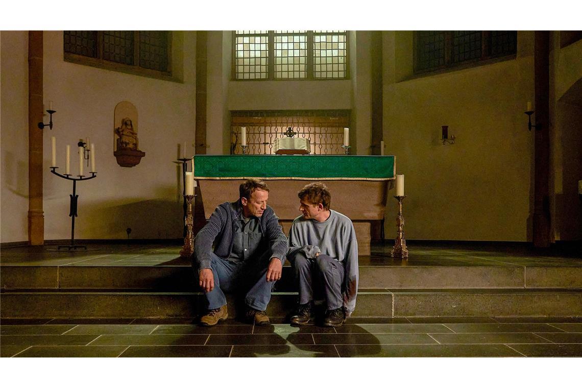 „Schweigen“: Der nette Pfarrer mochte kleine Jungen Falke (Wotan Wilke Möhring, re.) verbringt im Kloster eine Auszeit, um über den Tod seiner Kollegin Grosz hinwegzukommen. Er freundet sich mit seinem Zimmergenossen Daniel (Florian Lukas) an.