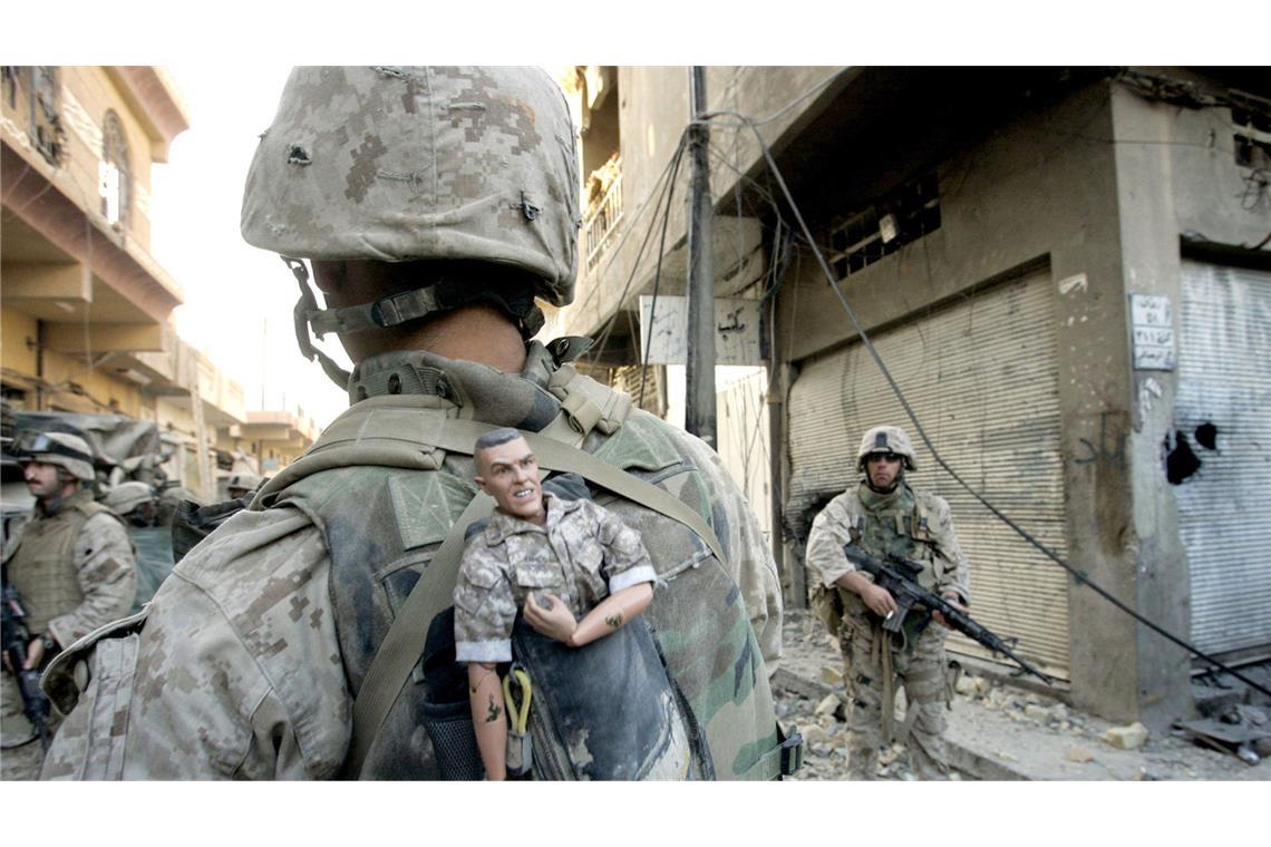 Falludscha, Irak, 2004: Ein junger US-Marine stößt mit seiner Einheit in den westlichen Teil der Stadt vor. Die Aufnahme ist Teil der Serie, für die Anja Niedringhaus 2005 mit dem Pulitzer-Preis für Aktuelle Fotoberichterstattung ausgezeichnet wurde.