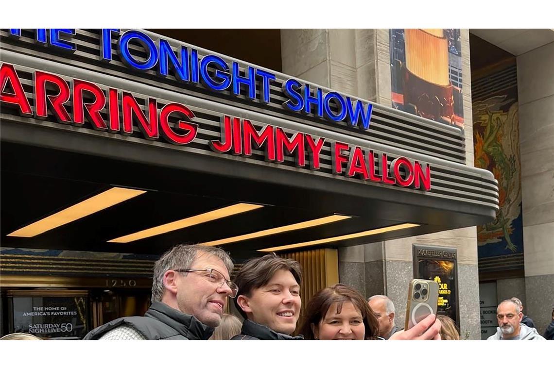 Versprechen eingelöst: bayerische Familie bei Jimmy Fallon Familie Ewerdwalbesloh vor dem Eingang zum Studio. (Handout)