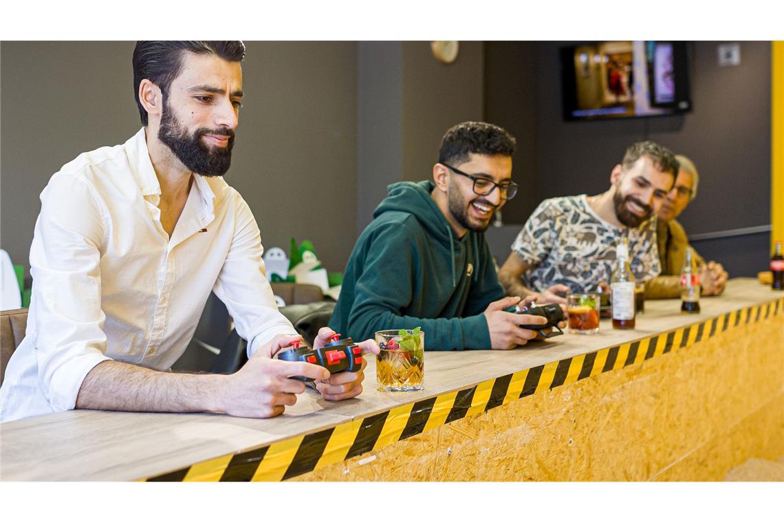 Familie und Freunde hätten anfangs an dem Konzept gezweifelt, sagt der Gründer (links). "Die haben mir zuerst davon abgeraten und gesagt: Was ist das für eine dumme Idee? Wer geht in ein Café, um zu baggern?"