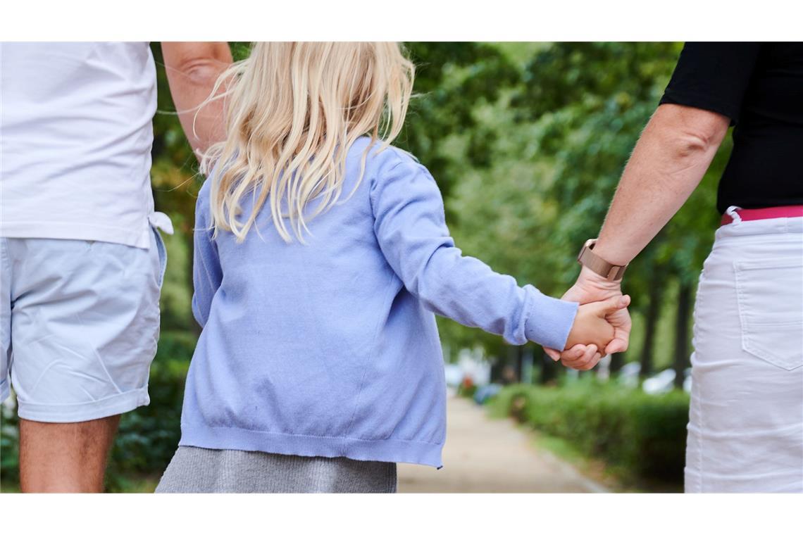 Familie und Kinder machen laut einer Umfrage viele Menschen in Deutschland glücklich. (Symbolbild)