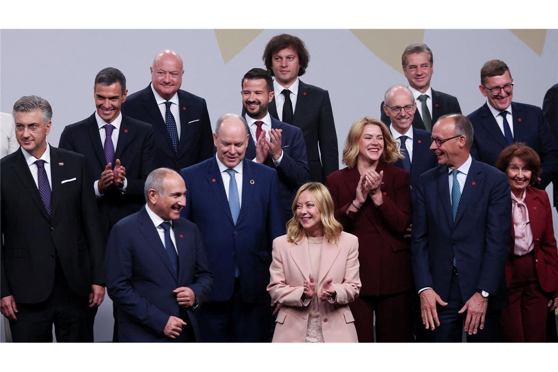 Bilder des Tages Familienfoto in Kopenhagen: EU-Spitze mit Merz (r), Meloni und Pashinyan beim Gipfel der Europäischen Politischen Gemeinschaft.