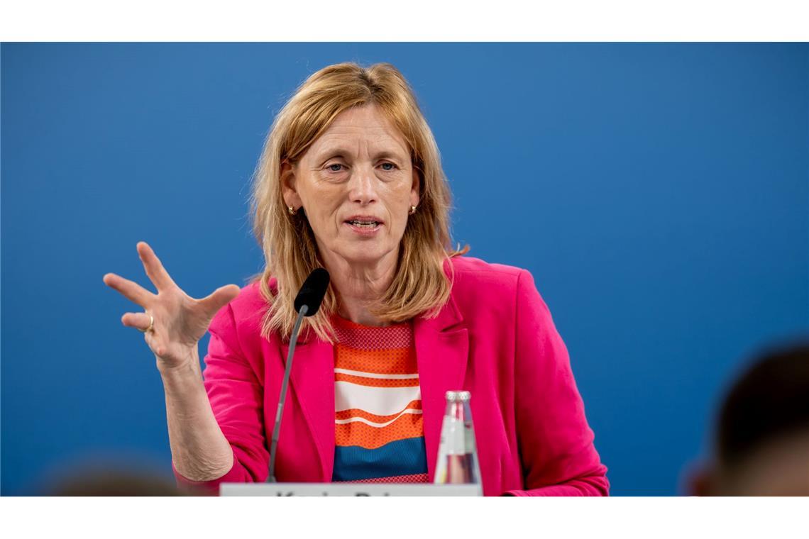 Familienministerin Prien ist für eine gesetzliche Altersgrenze von 13 Jahren für die eigenständige Nutzung eigener Social-Media-Konten.