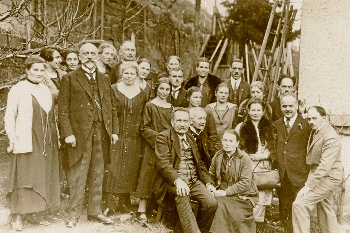 Flucht vor den Nazis in letzter Minute Familientreffen, aufgenommen 1931 zum 75. Geburtstag von Eugen Nägele in Tübingen. Reinhold Nägele steht in der zweiten Reihe ganz rechts, vorne in der Bildmitte sitzt Eugen Nägele, Mitbegründer des Schwäbischen Albvereins. Foto: Carl-Schweizer-Museum