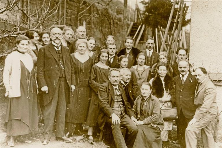 Familientreffen, aufgenommen 1931 zum 75. Geburtstag von Eugen Nägele in Tübingen. Reinhold Nägele steht in der zweiten Reihe ganz rechts, vorne in der Bildmitte sitzt Eugen Nägele, Mitbegründer des Schwäbischen Albvereins. Foto: Carl-Schweizer-Museum