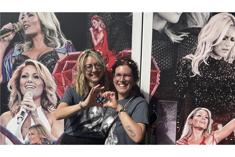 Fan-Party in Stuttgart: Larissa Simon (links) und Romina Herbst feiern schon vor dem Auftritt von Helene Fischer.