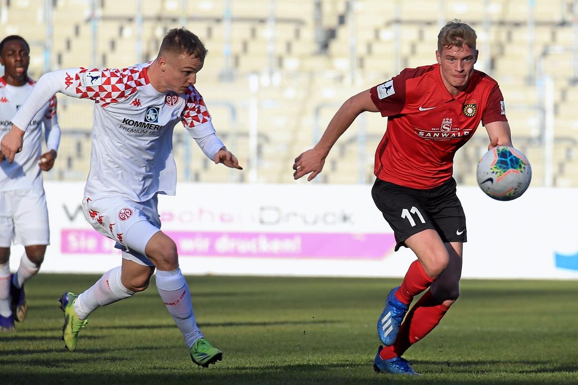 Bei Aspach steht die Null vorne und hinten Fand mit Großaspach nicht den richtigen Weg zum Tor: Jan Ferdinand (rechts). Gegen den FSV Mainz 05 II kam die Elf aus dem Fautenhau zum dritten Mal Unentschieden in Folge und ließ damit zum dritten Mal nacheinander zwei Punkte liegen. Foto: A. Becher
