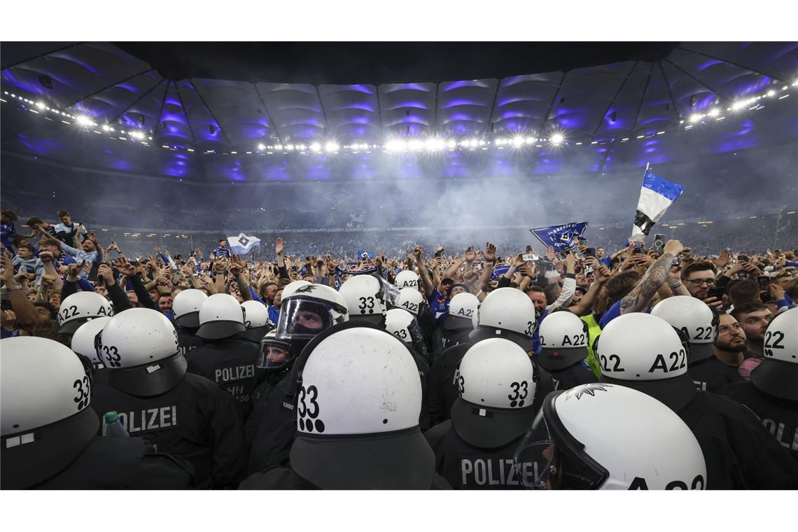 Fanhilfen beklagen harte Polizeieinsätze - GdP widerspricht Fanhilfen beklagen harte Polizeieinsätze bei Fußballspielen – die Gewerkschaften halten dagegen. (Archivbild)