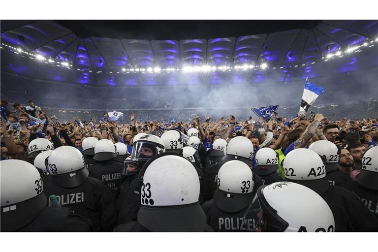 Fanhilfen beklagen  harte Polizeieinsätze bei Fußballspielen – die Gewerkschaften halten dagegen. (Archivbild)