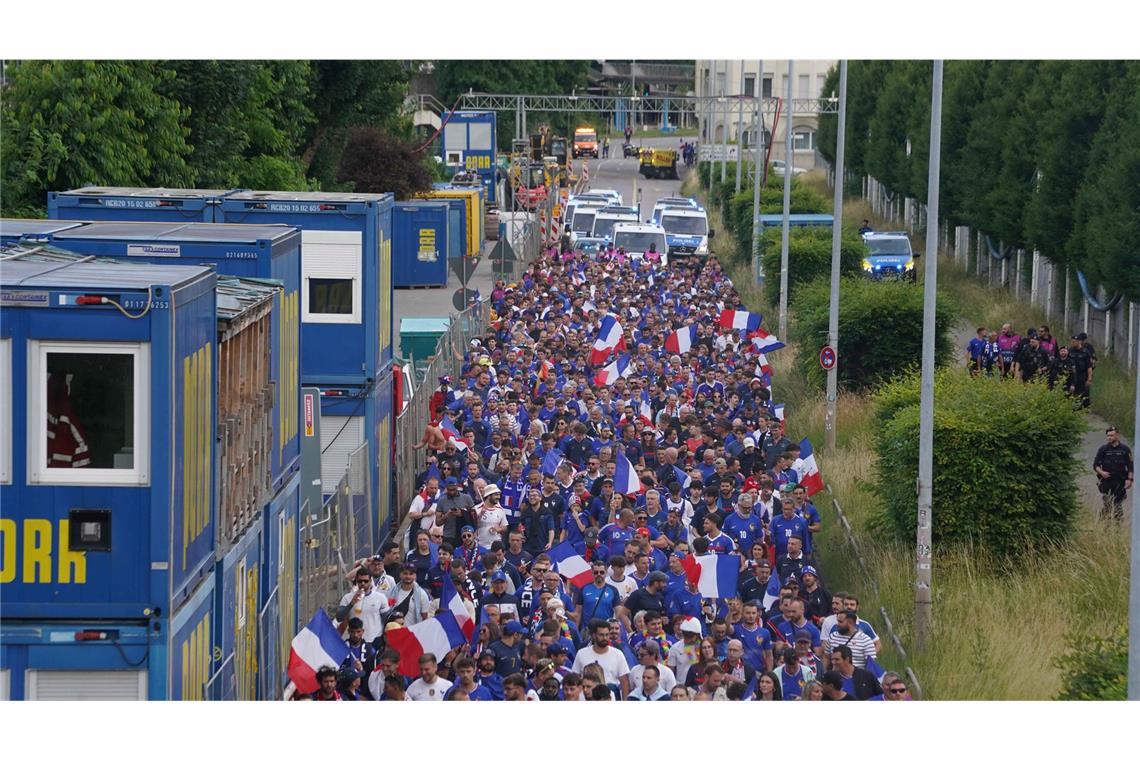 Fanmarsch der Franzosen zum Stadion