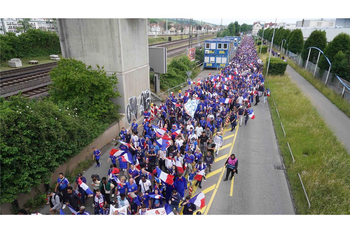 Fanmarsch der Franzosen zum Stadion