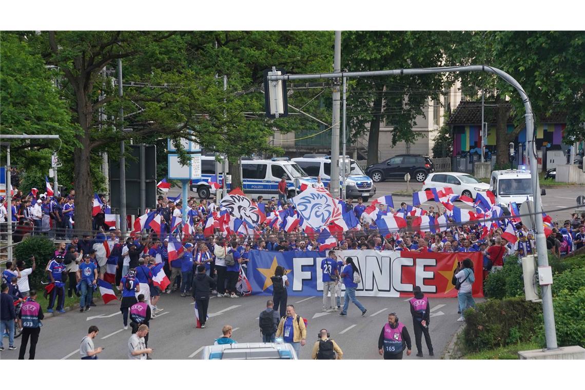 Fanmarsch der Franzosen zum Stadion