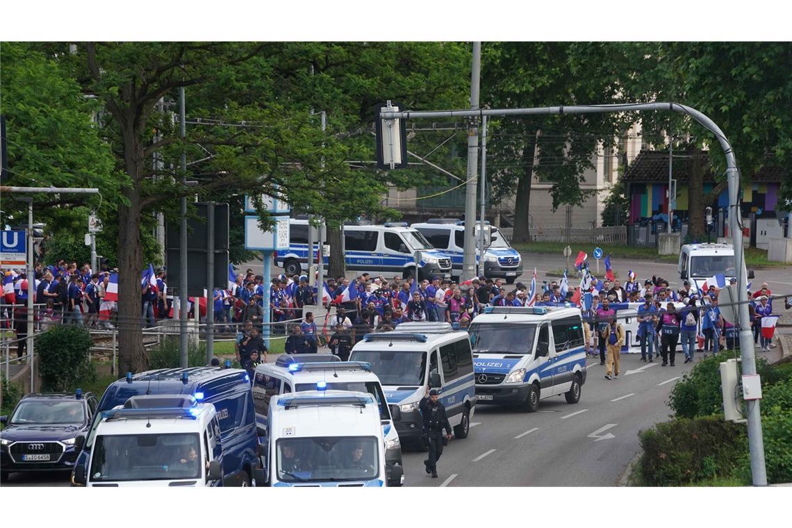 Fanmarsch der Franzosen zum Stadion