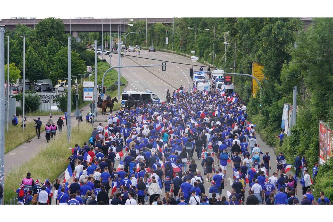 Fanmarsch der Franzosen zum Stadion