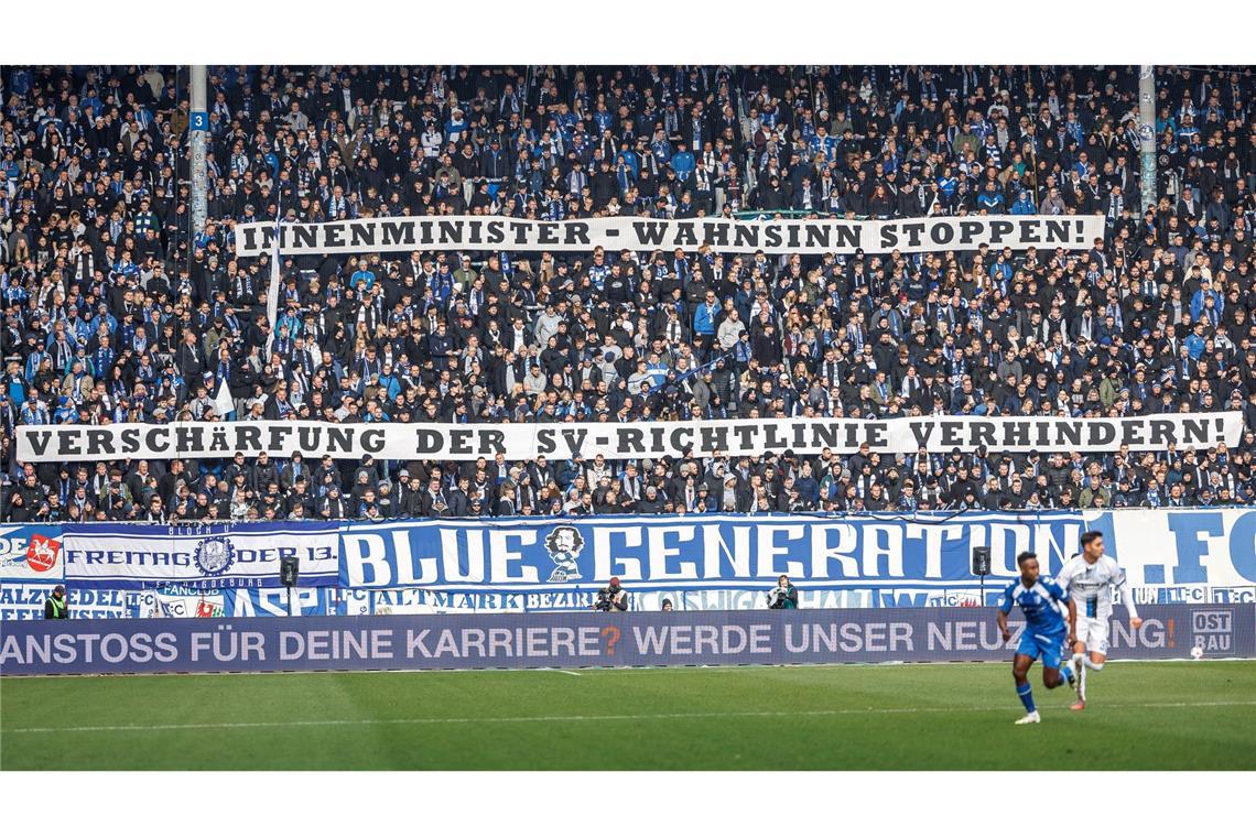 Fanproteste beim Zweitliga-Spiel 1. FC Magdeburg - SC Paderborn. (Archivfoto)
