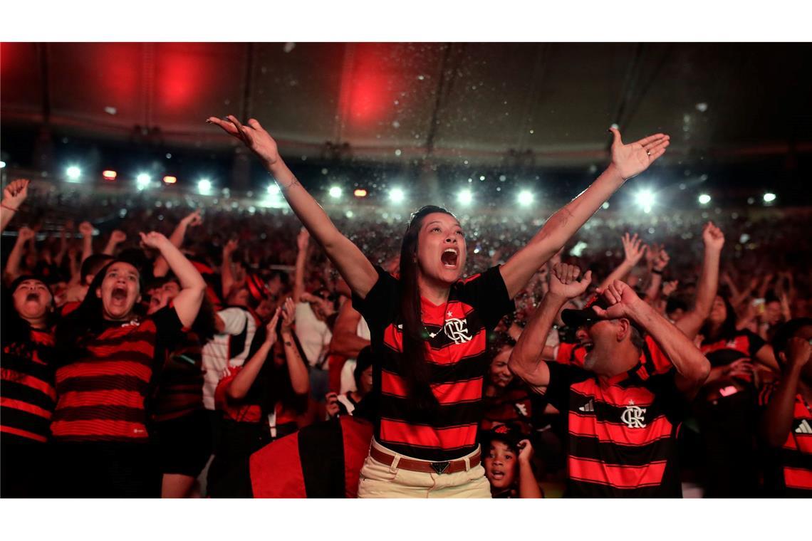 Fans der brasilianischen Mannschaft Flamengo feiern ein Tor, während sie das Endspiel im Copa Libertadores auf einer riesigen Leinwand im Maracana-Stadion in Rio verfolgen.