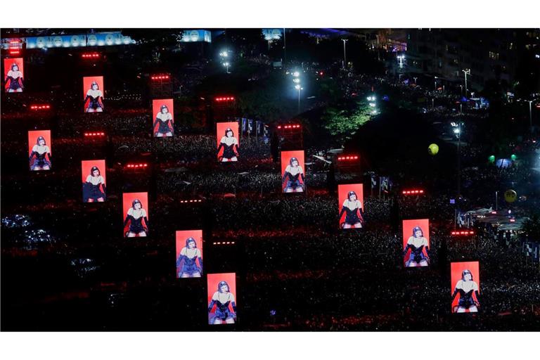 Fans drängen sich am Strand der Copacabana, um das kostenlose Konzert von Lady Gaga in Rio de Janeiro zu sehen.