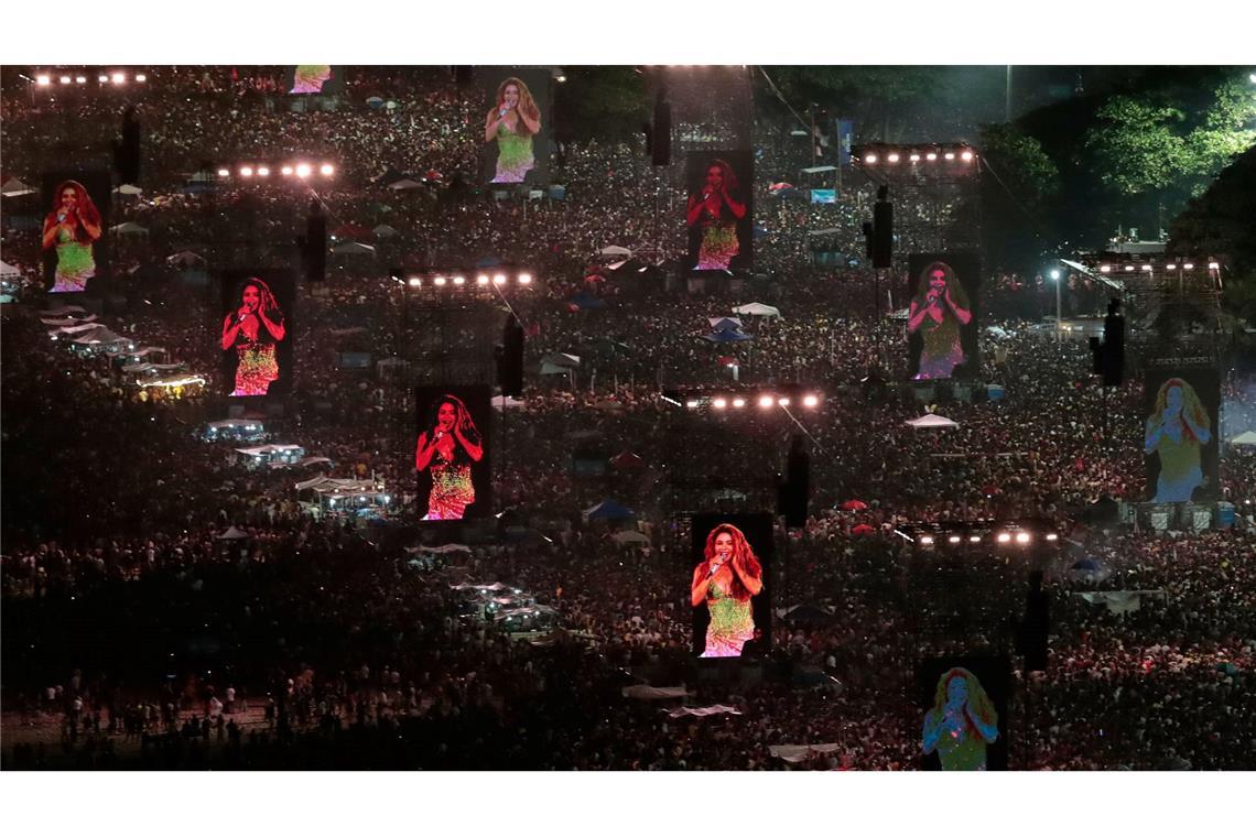 Fans drängen sich am Ufer der Copacabana in Rio, um ein kostenloses Konzert von Shakira zu sehen.