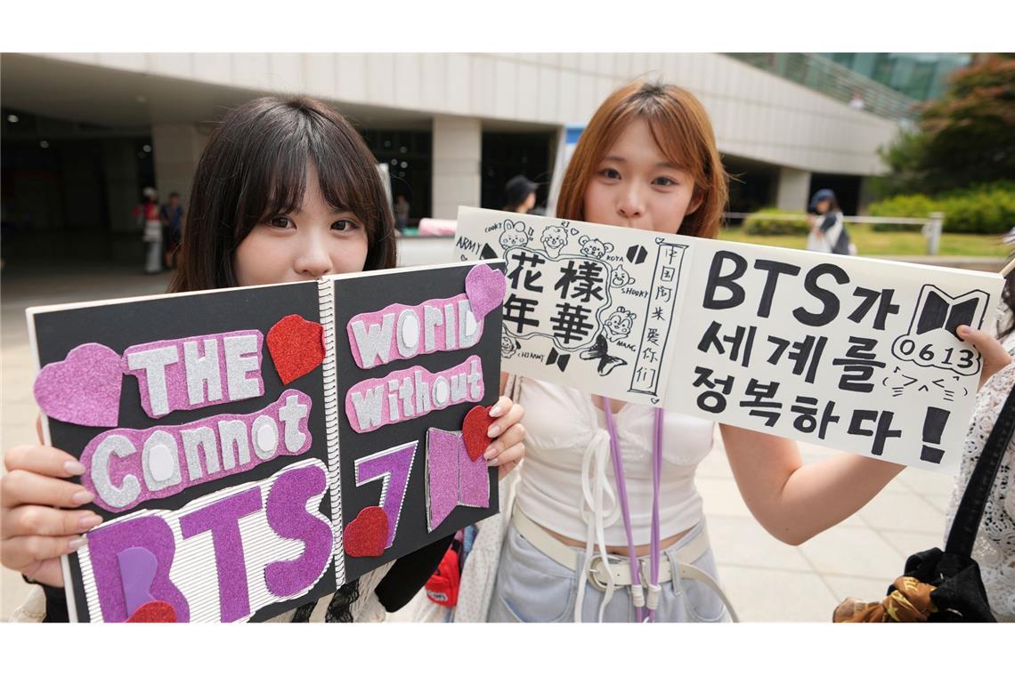 Fans feiern den Jahrestag der Band beim jährlichen BTS Festa. (Archivbild)