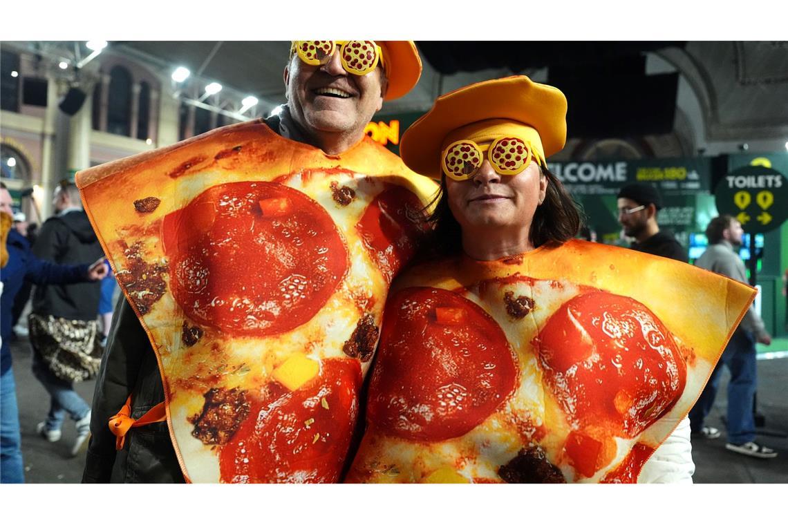 Fans in Kostümen posieren für Fotos am ersten Tag der Paddy Power World Darts Championship im Alexandra Palace in London.