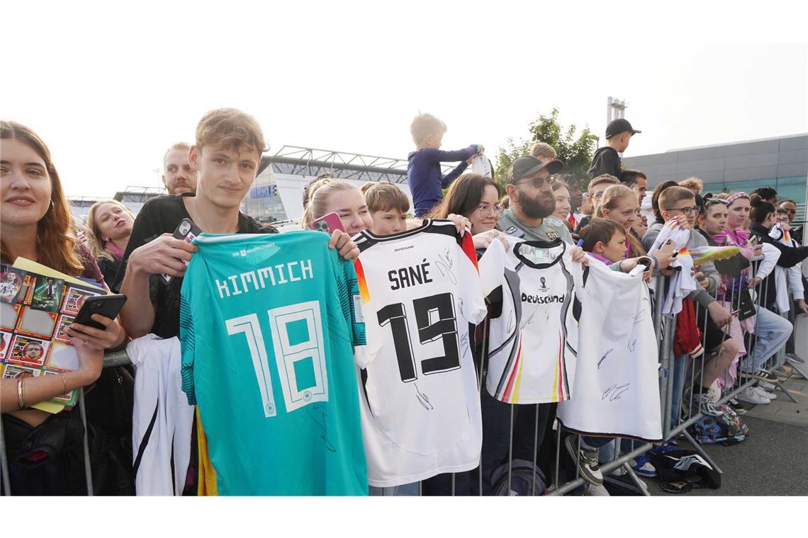 DFB-Elf trifft am Hotel in Stuttgart an – Empfang mit Jubel Fans mit den Trikots ihrer Lieblingsspieler
