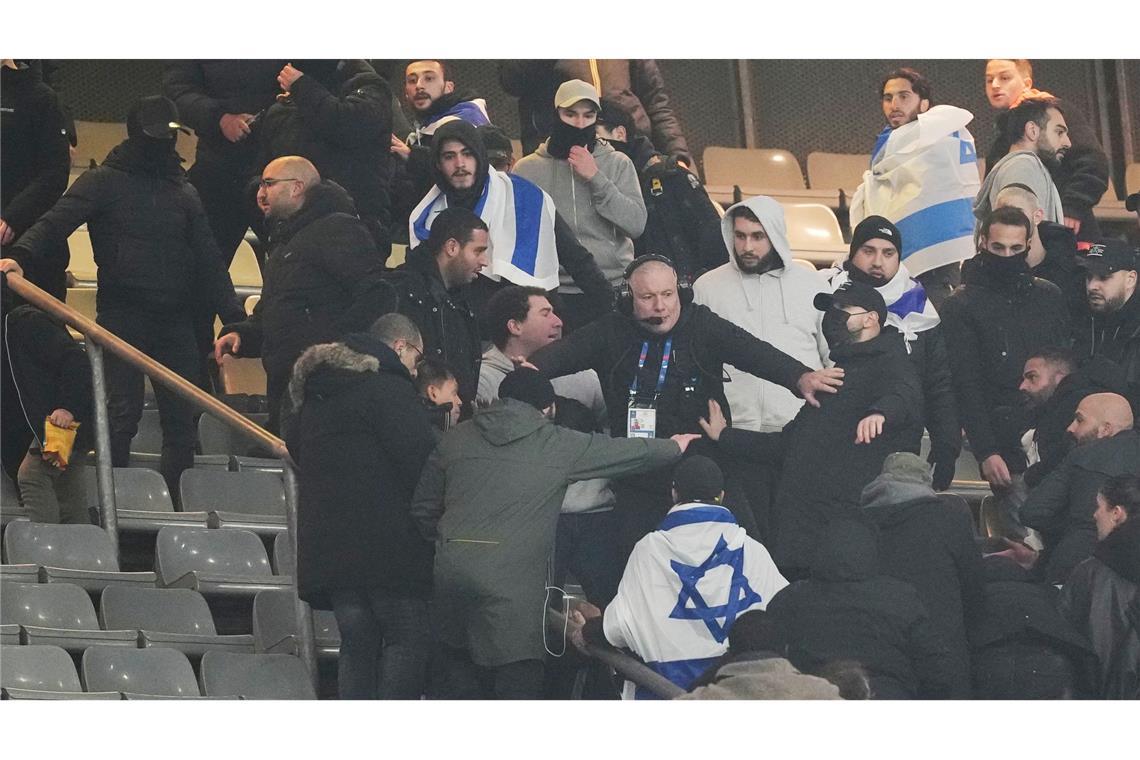 Bilder des Tages Fans rangeln auf der Tribüne im Stade de France beim Spiel Frankreich gegen Israel.