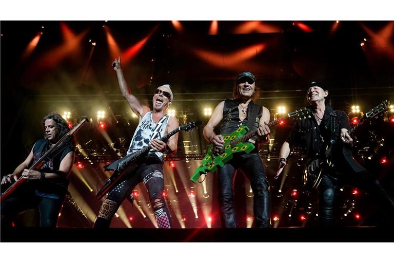Fans schwärmen von der Energie der Scorpions auf der Bühne. (Archivbild)
