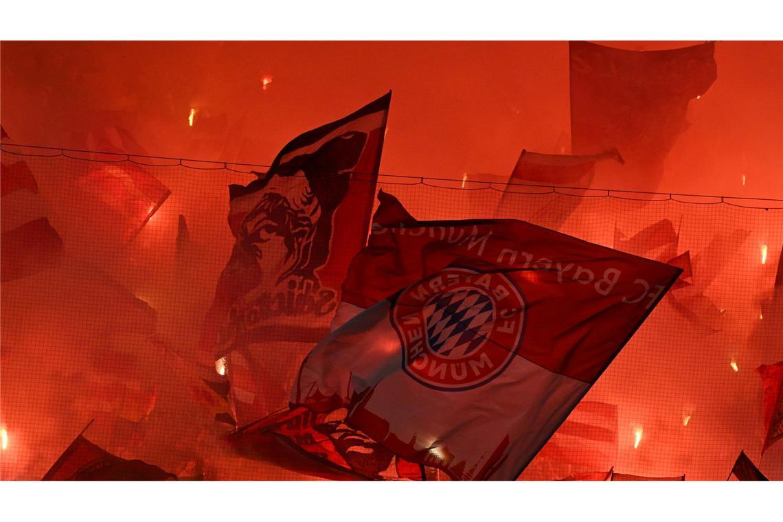 Bilder des Tages Fans schwenken Fahnen auf der Tribüne beim Spiel Bayern München gegen Bayer Leverkusen in der Champions League,