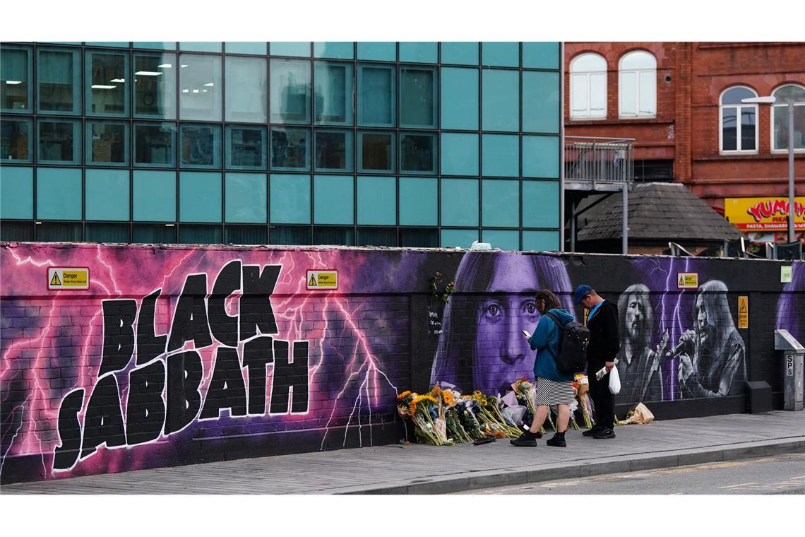 Trauer um Ozzy Osbourne - "Platz im Pantheon der Rockgötter" Fans trauern auch an einem Black-Sabbath-Wandbild in Birmingham.