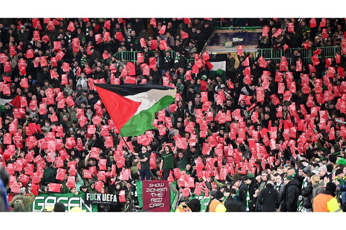 Bilder des Tages Fans von Celtic zeigen beim Spiel gegen Bayern München rote Karten und eine Flagge von Palästina.